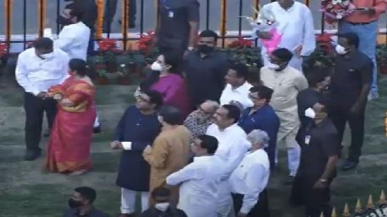 Balasaheb Thackeray Statue unveiled | उद्धव ठाकरेंची वाट बघता बघता राज ठाकरेंना कोण कोण भेटलं? Balasaheb Thackeray Statue unveiled | उद्धव ठाकरेंची वाट बघता बघता राज ठाकरेंना कोण कोण भेटलं?