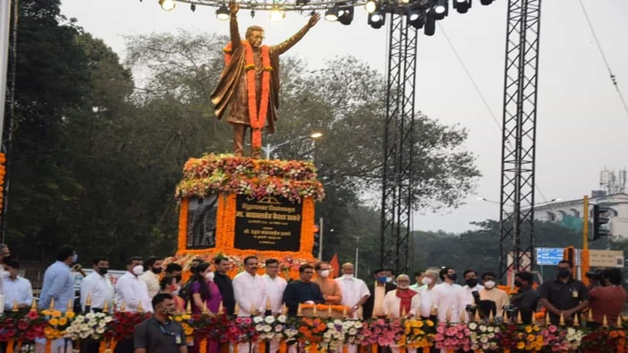 बाळासाहेबांच्या पुतळ्याचं अनावरण, महाराष्ट्राच्या राजकीय सभ्यतेचा श्रीमंत सोहळा
