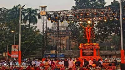 PHOTO : फुलांची सजावट, आकर्षक रोषणाई, दिग्गजांची मांदियाळी, बाळासाहेबांच्या पूर्णाकृती पुतळ्याचे थाटात लोकार्पण