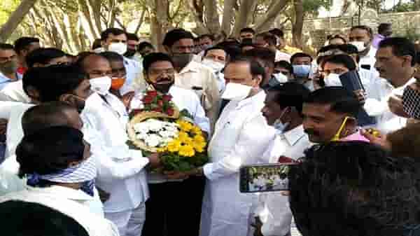 ...आणि बारामतीत बघता बघता दादांच्याभोवती रविवारीही गराडा पडला...