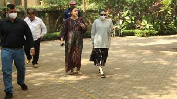 करिना कपूर खानला, करिश्मा कपूरसोबत तिच्या घराबाहेर स्पॉट केले होते. यादरम्यान दोघेही त्यांचा मस्त आणि स्टायलिश लूकमध्ये दिसल्या