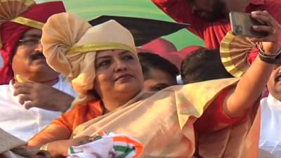 ...आणि यशोमती ठाकूर यांना सेल्फीचा मोह आवरला नाही