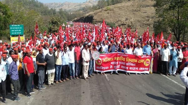 केंद्र सरकारच्या कृषी कायद्यांना विरोध करण्यासाठी दिल्लीत शेतकऱ्यांचं आंदोलन सुरू असतानाच आता महाराष्ट्रातही शेतकऱ्यांचा आसूड कडाडला आहे. दिल्लीतील शेतकऱ्यांना पाठिंबा देण्यासाठी नाशिक येथून पायी निघालेलं शेतकऱ्यांचं लाल वादळ मुंबईत कोणत्याही क्षणी धडकण्याच्या मार्गावर आहे.