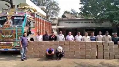 जनावरांच्या चाऱ्यातून दारूची तस्करी, चंद्रपूरमध्ये 37 लाख रुपयांचा माल जप्त