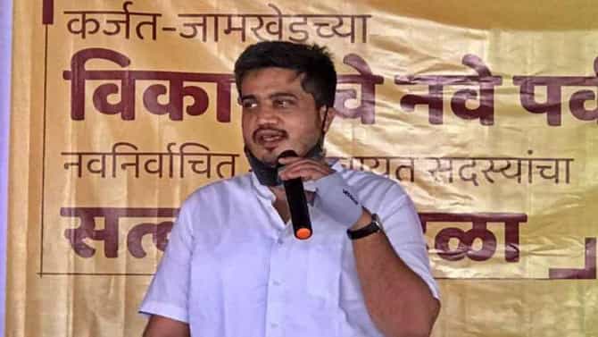 विरोधकांनी राजकीय टीका टाळा, राज्याला पुरेशा लसी मिळण्यासाठी केंद्राला एखादं पत्र लिहा, रोहित पवारांचा सल्ला