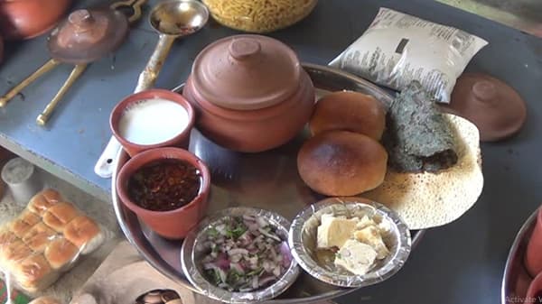 पुण्यातील बुलेट थाळीनंतर आता तंदुरी निखारा तडका मिसळ, महाराष्ट्रात कुठे मिळते ही खास मिसळ?
