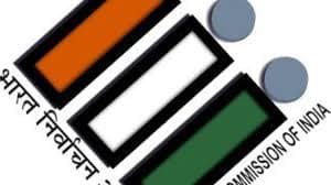 निवडणूक आयोग आज 25 जानेवारीला राष्ट्रीय मतदार दिन डिजिटल मतदार ओळखपत्र सुरू करून साजरा करणार आहे. त्यामुळे आता तुम्हाला मतदार कार्डची हार्ड कॉपी ठेवण्याची गरज भासणार नाही. हे एक डिजिटल कार्ड असणार आहे. जे डिजिटल लॉकरसारख्या माध्यमांद्वारे सुरक्षित ठेवलं जाईल. सगळ्यात महत्त्वाचं म्हणजे हे पोर्टेबल डॉक्युमेंट फॉरमॅट (PDF) फॉरमॅटमध्ये प्रिंट केलं जाऊ शकते. इलेक्ट्रॉनिक इलेक्टर्स फोटो आयडेंटिटी कार्ड (e-EPIC) अॅप लॉन्च करण्यात येणार आहेत. चला जाणून घेऊया डिजिटल मतदार ओळखपत्राशी संबंधित 10 मोठ्या गोष्टी.