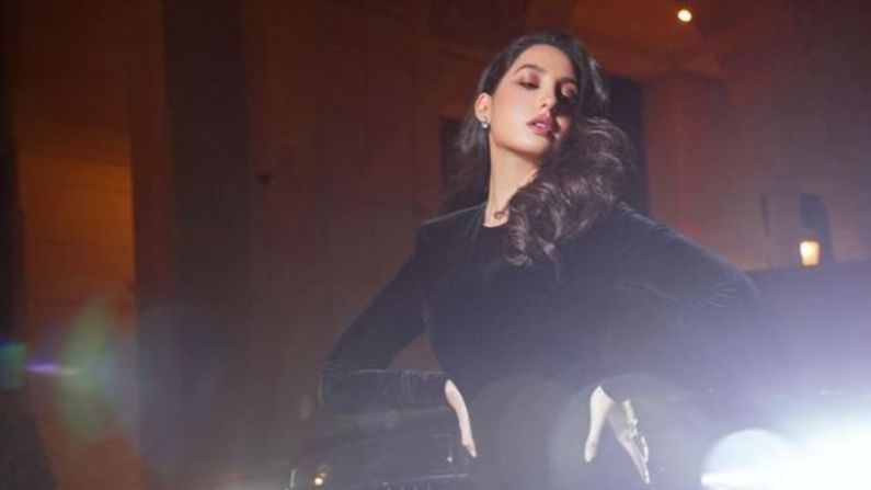 आता या काळ्या ड्रेसमध्ये नोरा प्रचंड हॉट दिसतेय. दुबईमध्ये एका इव्हेंट दरम्यान नोरानं हे फोटोशूट केलं आहे. 