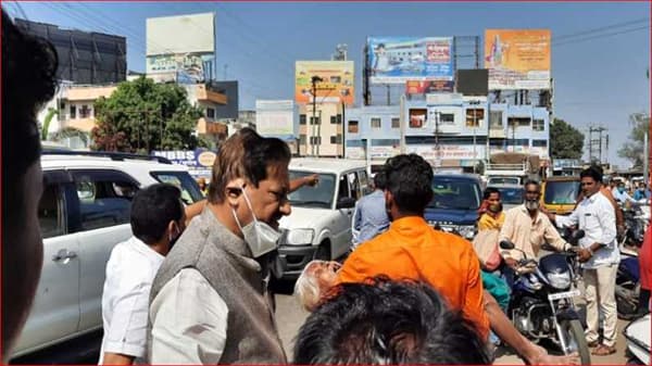 पृथ्वीराजबाबा मानलं... जखमी आजीबाईंना स्वत:च्या गाडीतून पोहोचवलं रुग्णालयात