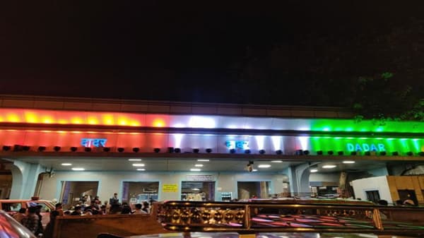 दरवर्षीप्रमाणे प्रजासत्ताक दिनाच्या पूर्वसंध्येला काही प्रमुख मुख्यालयावर विद्युत रोषणाई करण्यात आली आहे.