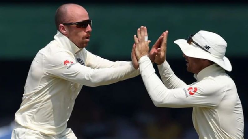 England Tour India 2021 | इंग्लंडच्या या खेळाडूचा भारताला धोका, चष्मा घालून दांडी गुल करण्यात माहिर!