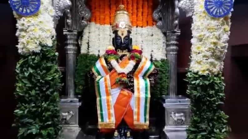प्रजासत्ताक दिनाच्या पार्श्वभूमीवर राज्यातील प्रमुख तीर्थक्षेत्रांपैकी एक असणाऱ्या विट्ठल-रुक्मिणीमातेच्या मंदिरात आकर्षक सजावट करण्यात आली आहे.