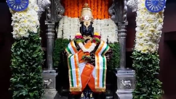प्रजासत्ताक दिनाच्या पार्श्वभूमीवर राज्यातील प्रमुख तीर्थक्षेत्रांपैकी एक असणाऱ्या विट्ठल-रुक्मिणीमातेच्या मंदिरात आकर्षक सजावट करण्यात आली आहे.