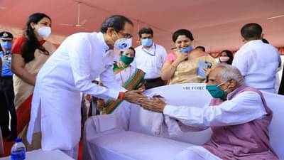 राज्यपालांना निरोप देऊन मुख्यमंत्री वळले, 103 वर्षीय स्वातंत्र्य सैनिकाला भेटून म्हणाले...