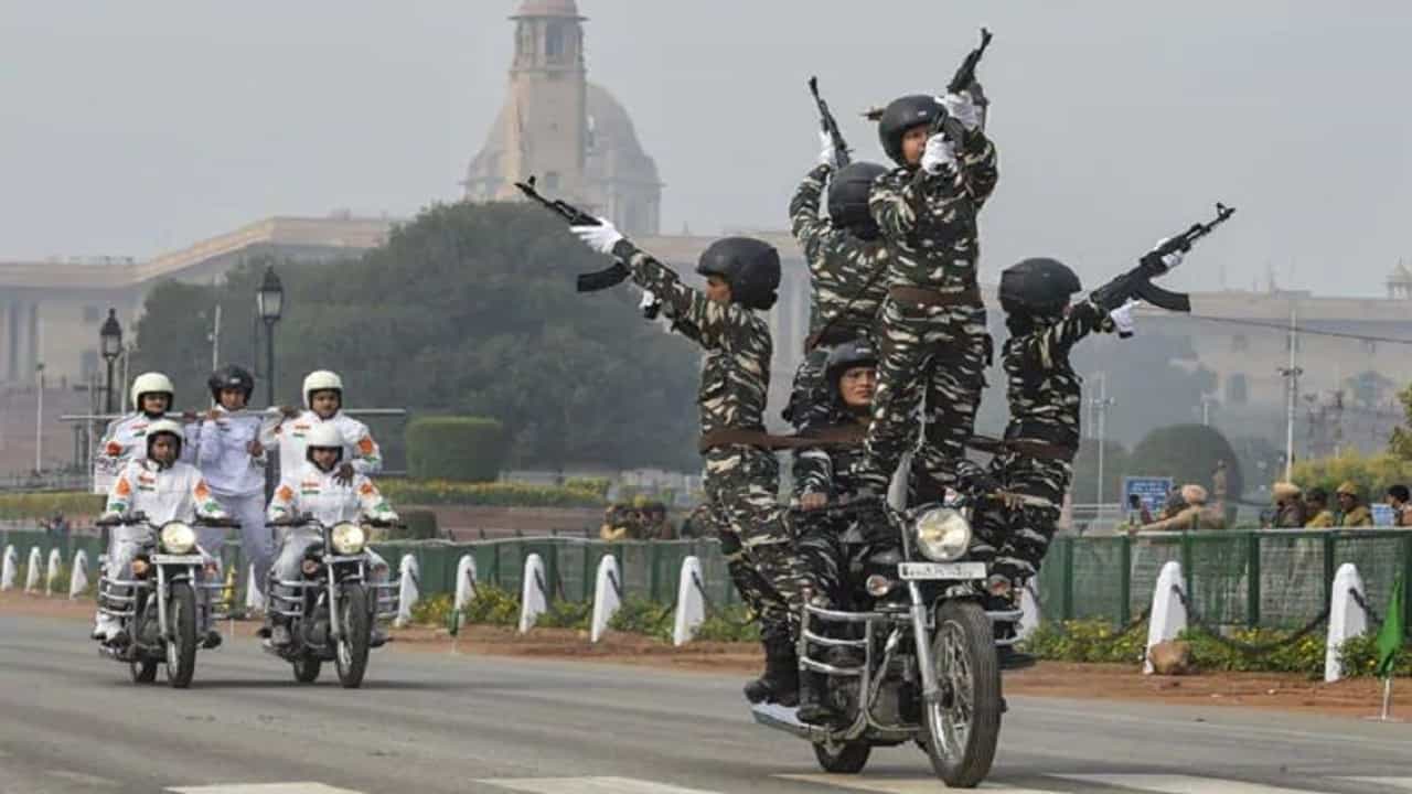 Republic Day 2021 | प्रजासत्ताक दिनाच्या परेडमध्ये जवान फक्त Royal Enfield बाईक्स का वापरतात?