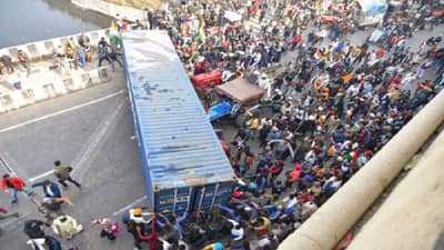 Kisan Tractor Rally:  दिल्लीत ट्रॅक्टर रॅली दरम्यान पोलीस-शेतकरी भिडले, दगडफेकीनंतर पोलिसांचा लाठीचार्ज