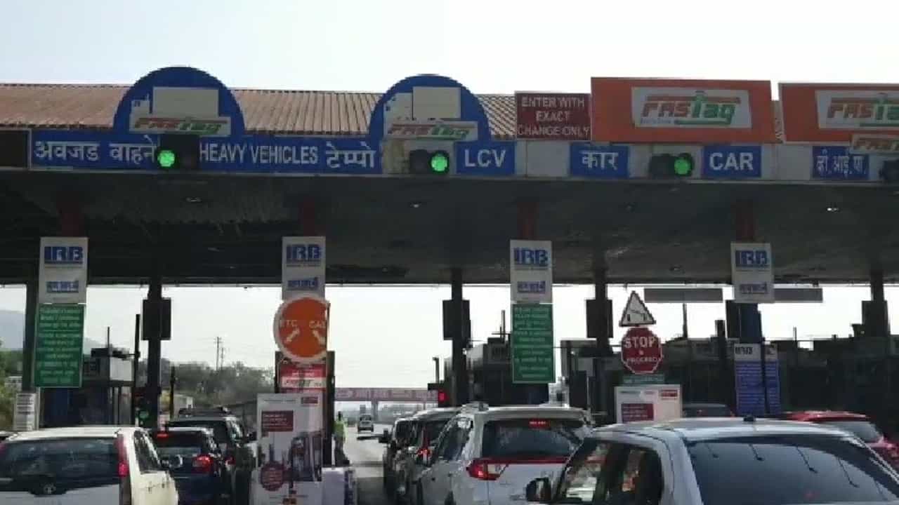 मुंबई-पुणे एक्स्प्रेस वेवर FastTag अनिवार्य, लाँग वीकेंडहून परतणाऱ्या वाहनांच्या रांगा