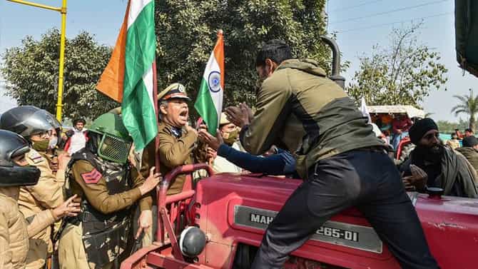 पोलिसांची व्हॅन, क्रेनवर आंदोलकांचा ताबा, मेट्रो बंद, शेतकरी आंदोलनाने तणाव; दिल्लीला छावणीचं स्वरुप