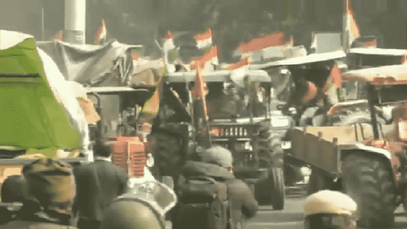 Delhi Farmers Tractor Rally VIDEO : भयानक विद्रोह! आंदोलकांकडून पोलिसांवर ट्रॅक्टर चढवण्याचा प्रयत्न