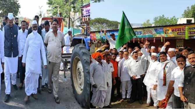 दिल्लीतल्या शेतकऱ्यांना पाठिंबा देण्यासाठी राळेगणसिद्धीत ट्रॅक्टर रॅली, अण्णा हजारेंनी दाखवला हिरवा झेंडा