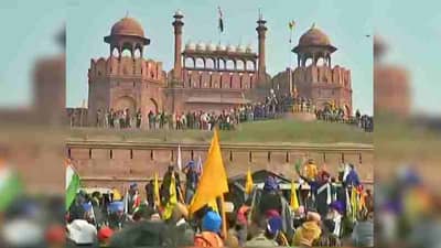 Fact Check : शेतकऱ्यांनी लाल किल्ल्यावरील तिरंगा हटवून आपला झेंडा लावला का? तथ्य काय?
