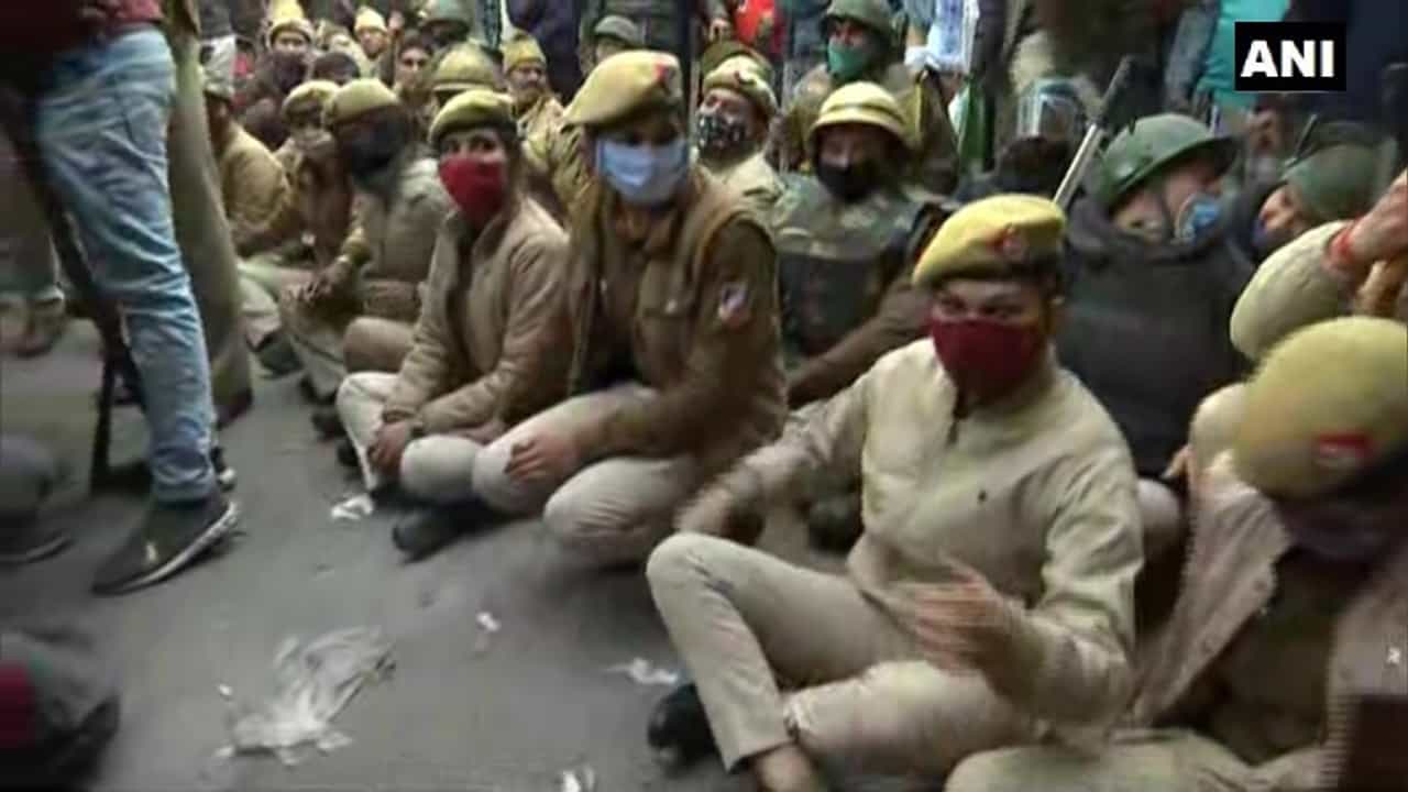 Delhi Farmer Tractor Rally : पुढे जायचं असेल तर आमच्या अंगावरुन ट्रॅक्टर घाला, नांगलोईमध्ये शेतकऱ्यांना रोखण्यासाठी पोलिसांचाच ठिय्या