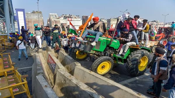 प्रजासत्ताक दिनी शेतकऱ्यांनी केंद्र सरकारच्या तीन कृषी कायद्याविरोधात ट्रॅक्टर मार्च काढला.