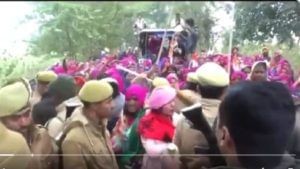Farmer Protest : दिल्लीतील शेतकरी आंदोलनाच्या पाठिंब्यासाठी 'गुलाबी गँग' मैदानात