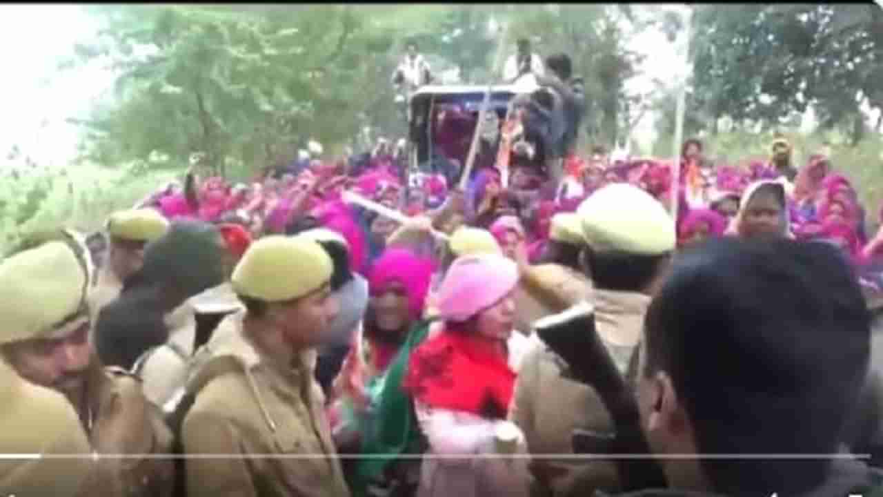 Farmer Protest : दिल्लीतील शेतकरी आंदोलनाच्या पाठिंब्यासाठी गुलाबी गँग मैदानात