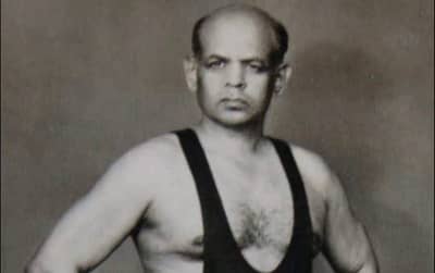 खाशाबा जाधव यांची कामगिरी पद्म पुरस्कारासाठी पात्र नाही हे केंद्र सरकारने जाहीर करावं