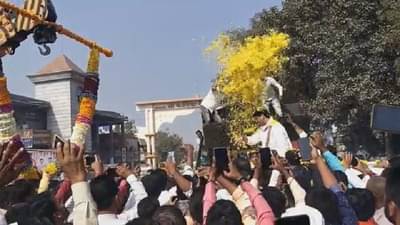 Dhananjay Munde : जेसीबीतून फुलांची उधळण, धनंजय मुंडेंचं जंगी स्वागत