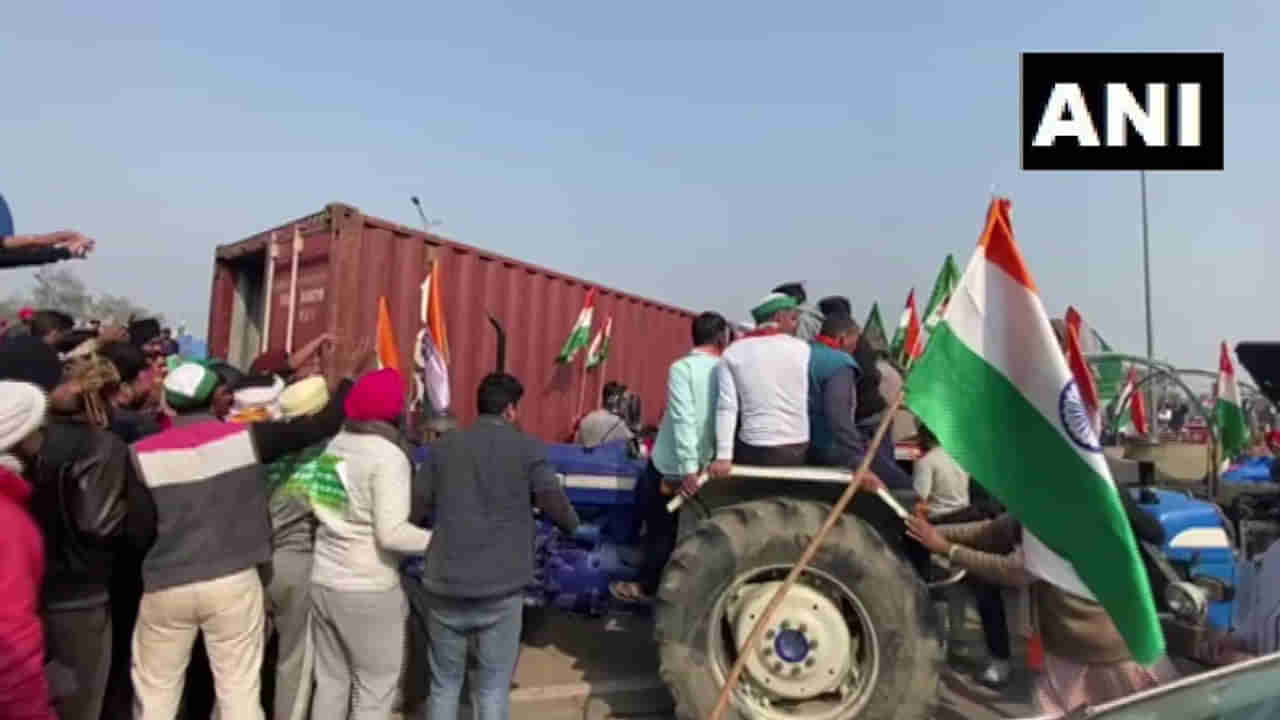 Delhi Farmers Tractor Rally: दिल्लीत हिंसेचं तांडव, एका शेतकऱ्याचा मृत्यू, 18 पोलीस जखमी; हरियाणात हाय अ‍ॅलर्ट