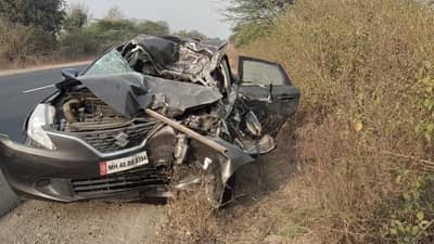 उभ्या ट्रकला पाठीमागून धडक, कारचा अक्षरश: चुराडा, तिघांचा जागीच मृत्यू