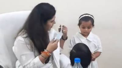 पंकजा मुंडे जेव्हा चिमुकल्यांची शाळा घेतात