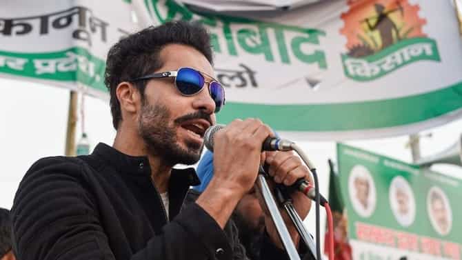 Delhi Tractor Rally | दिल्लीत शेतकऱ्यांना भडकवण्याचा आरोप असलेला दिप सिद्धू कोण आहे? त्यानं खरंच भडकावलं?