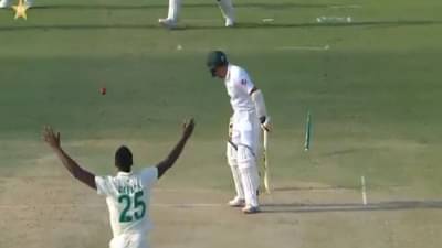 Video : तो आला... अप्रतिम इनस्विंग टाकून त्रिफळा उडवला, पाकिस्तानी फलंदाज पाहतच राहिला!