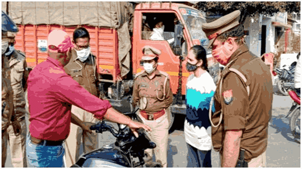 एक दिवसासाठी वर्दी घातली, मुलीचं कायद्यावर बोट, विनाहेल्मेट वडिलांना दंड ठोठावला