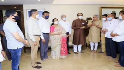 काँग्रेसचे दिवंगत नेते गुरुदास कामत यांचा भाचा शिवसेनेत, मुख्यमंत्र्यांच्या हस्ते शिवबंधन