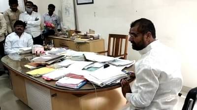 माजी सैनिकासाठी पडळकर, खोत थेट प्रांताधिकाऱ्याच्या केबिनमध्ये