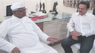 गिरीश महाजन दुसऱ्यांदा अण्णा हजारे यांच्या भेटीला, भाजप नेत्यांकडून मनधरणी सुरु