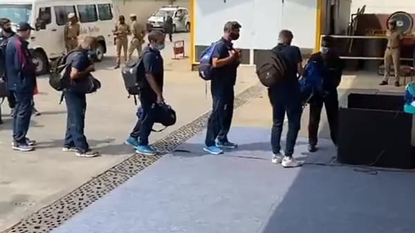 इंग्लंडचा संघ टीम इंडियाविरुद्धच्या मालिकेसाठी भारतात पोहोचला आहे. भारतातल्या आगमनाचा व्हिडिओ इंग्लंड टीमच्या अधिकृत ट्विटर हॅंडलवर शेअर करण्यात आला आहे.