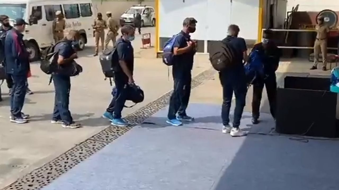 इंग्लंडचा संघ टीम इंडियाविरुद्धच्या मालिकेसाठी भारतात पोहोचला आहे. भारतातल्या आगमनाचा व्हिडिओ इंग्लंड टीमच्या अधिकृत ट्विटर हॅंडलवर शेअर करण्यात आला आहे. 