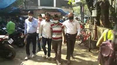 दरीत फेकल्यानंतर दोन तास झाडावर अडकले, माळशेज घाटातील थरार, वृद्ध अधिकारी कसाबसा बाहेर