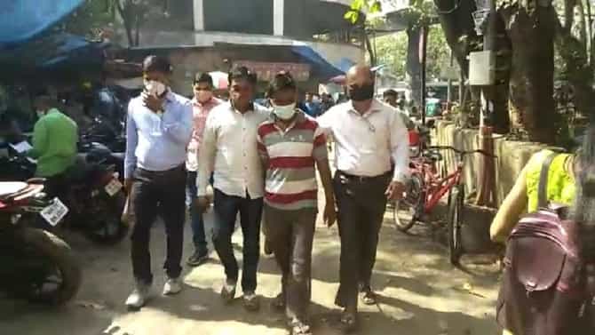 दरीत फेकल्यानंतर दोन तास झाडावर अडकले, माळशेज घाटातील थरार, वृद्ध अधिकारी कसाबसा बाहेर