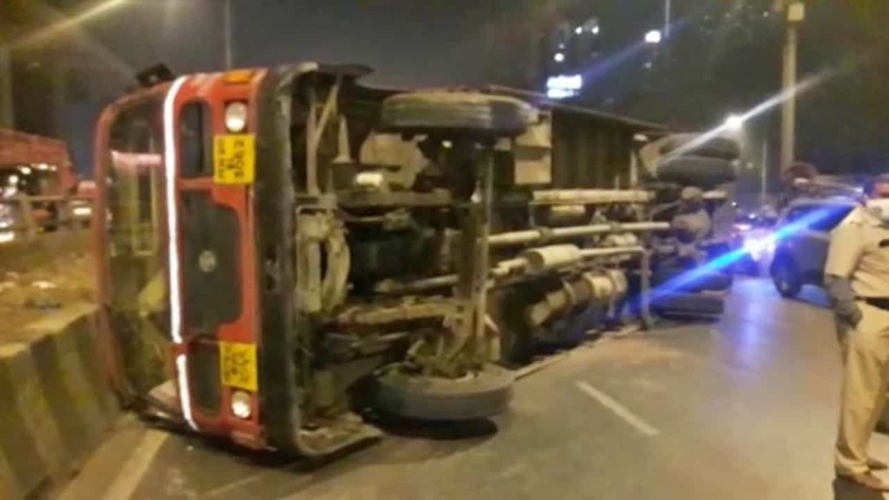 मुंबईत पश्चिम द्रुतगती मार्गावर एसटी बस उलटून अपघात