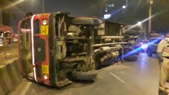 मुंबईत पश्चिम द्रुतगती मार्गावर एसटी बस उलटून अपघात
