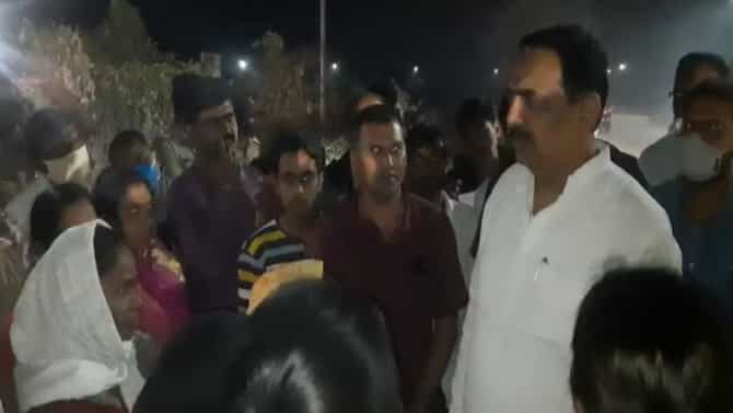 घरांच्या प्रश्नांबाबत असंख्य महिला मंत्री जयंत पाटील यांची भेट घेतात तेव्हा...