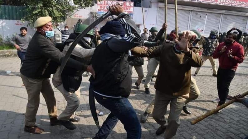 तलवार, लाठी-काठ्यांचा प्रहार, सिंघु बॉर्डरवर घमासान, स्थानिक विरुद्ध आंदोलक, पोलीस अधिकारी जखमी तलवार, लाठी-काठ्यांचा प्रहार, सिंघु बॉर्डरवर घमासान, स्थानिक विरुद्ध आंदोलक, पोलीस अधिकारी जखमी