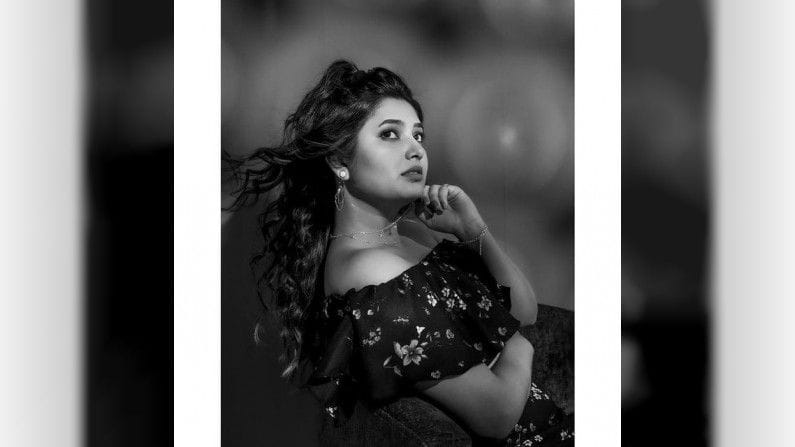 अभिनेत्री प्राजक्ता माळी सोशल मीडियावर मोठ्या प्रमाणात सक्रिय असते. ती सतत नवे फोटोशूट करत असते.