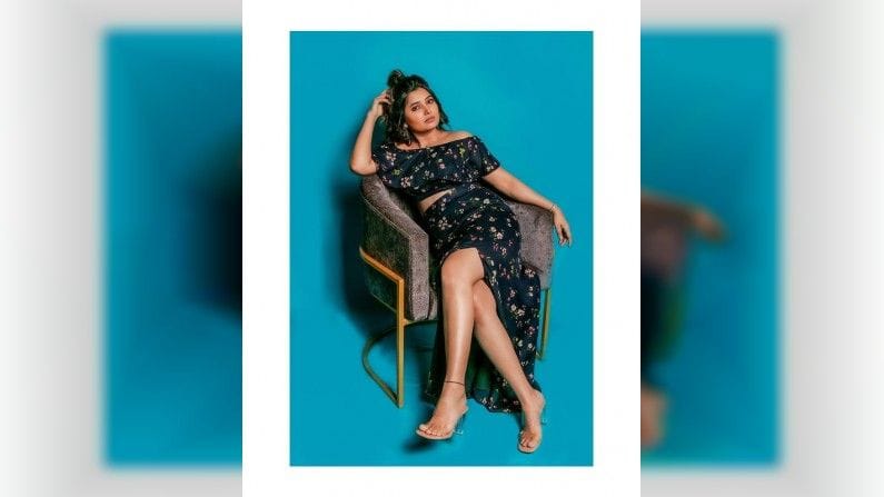 ‘हम सबकी पर्वा करें क्यों...सबने हमारा किया क्या...’, ‘सपनोंसे भरें नैना..ना नींद है ना चैना....’ असे कॅप्शन देत प्राजक्तानं हे फोटो सोशल मीडियावर शेअर केले आहेत.